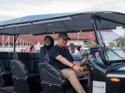 Rayakan Hari Pahlawan dengan Sentuhan Sejarah dan Cita Rasa di Four Points Surabaya Rayakan Hari Pahlawan dengan Sentuhan Sejarah dan Cita Rasa di Four Points Surabaya Surabaya, 5 November 2025 — Dalam memperingati semangat perjuangan para pahlawan, Four Points by Sheraton Surabaya, Tunjungan Plaza menghadirkan pengalaman unik yang memadukan nuansa sejarah dan kelezatan kuliner khas Indonesia. Melalui program “Riding Through Heritage”, hotel yang berlokasi di jantung Kota Surabaya ini berkolaborasi dengan Toer Wagen, ikon wisata Kota Lama, untuk membawa tamu menikmati perjalanan penuh cerita dan makna. Kegiatan yang akan berlangsung pada 22 November 2025 ini menjadi lanjutan dari kesuksesan program serupa di bulan Oktober lalu. Kali ini, Four Points Surabaya menghadirkan konsep yang lebih personal dan hangat — mengajak para peserta untuk menyusuri jejak masa lalu sambil merasakan pesona Kota Lama di sore hari. Dengan menaiki Toer Wagen, para tamu diajak berkeliling menikmati keindahan arsitektur klasik dan mendengarkan kisah perjuangan yang melekat di setiap jalan dan bangunan bersejarah Surabaya. Perjalanan ini bukan sekadar wisata, tetapi juga bentuk penghormatan terhadap warisan kota yang menjadi saksi lahirnya semangat kepahlawanan. Petualangan bersejarah tersebut kemudian ditutup dengan pengalaman kuliner berkelas di Lime Restaurant. Dalam suasana hangat dan elegan, para tamu disambut dengan hidangan makan malam bertema cita rasa Nusantara, disajikan secara eksklusif untuk melengkapi momen refleksi dan kebersamaan. Menariknya, acara ini juga menghadirkan penampilan teatrikal bertema perjuangan yang menggambarkan kisah heroik para pahlawan. Unsur seni ini menjadi nilai tambah yang memperkaya pengalaman, menghadirkan keharuan sekaligus kebanggaan akan identitas bangsa. “Kami ingin memberikan pengalaman yang bukan hanya menyenangkan, tetapi juga bermakna. Melalui Riding Through Heritage, para tamu dapat menikmati pesona sejarah Kota Surabaya sambil merasakan kelezatan kuliner khas Indonesia. Ini adalah cara kami merayakan Hari Pahlawan dengan penuh rasa syukur dan kebanggaan,” ujar Anindya Vika, Marketing Communication Manager Four Points by Sheraton Surabaya, Tunjungan Plaza. Dengan perpaduan wisata sejarah, kuliner, dan seni pertunjukan, Riding Through Heritage menjadi lebih dari sekadar agenda hotel — ia adalah sebuah perjalanan emosional yang menghubungkan masa lalu dengan masa kini. Di tengah hiruk-pikuk kota modern, Four Points Surabaya mengajak tamunya untuk berhenti sejenak, menengok ke belakang, dan menghargai nilai perjuangan yang telah membentuk wajah Surabaya hari ini.