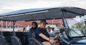 Rayakan Hari Pahlawan dengan Sentuhan Sejarah dan Cita Rasa di Four Points Surabaya Rayakan Hari Pahlawan dengan Sentuhan Sejarah dan Cita Rasa di Four Points Surabaya Surabaya, 5 November 2025 — Dalam memperingati semangat perjuangan para pahlawan, Four Points by Sheraton Surabaya, Tunjungan Plaza menghadirkan pengalaman unik yang memadukan nuansa sejarah dan kelezatan kuliner khas Indonesia. Melalui program “Riding Through Heritage”, hotel yang berlokasi di jantung Kota Surabaya ini berkolaborasi dengan Toer Wagen, ikon wisata Kota Lama, untuk membawa tamu menikmati perjalanan penuh cerita dan makna. Kegiatan yang akan berlangsung pada 22 November 2025 ini menjadi lanjutan dari kesuksesan program serupa di bulan Oktober lalu. Kali ini, Four Points Surabaya menghadirkan konsep yang lebih personal dan hangat — mengajak para peserta untuk menyusuri jejak masa lalu sambil merasakan pesona Kota Lama di sore hari. Dengan menaiki Toer Wagen, para tamu diajak berkeliling menikmati keindahan arsitektur klasik dan mendengarkan kisah perjuangan yang melekat di setiap jalan dan bangunan bersejarah Surabaya. Perjalanan ini bukan sekadar wisata, tetapi juga bentuk penghormatan terhadap warisan kota yang menjadi saksi lahirnya semangat kepahlawanan. Petualangan bersejarah tersebut kemudian ditutup dengan pengalaman kuliner berkelas di Lime Restaurant. Dalam suasana hangat dan elegan, para tamu disambut dengan hidangan makan malam bertema cita rasa Nusantara, disajikan secara eksklusif untuk melengkapi momen refleksi dan kebersamaan. Menariknya, acara ini juga menghadirkan penampilan teatrikal bertema perjuangan yang menggambarkan kisah heroik para pahlawan. Unsur seni ini menjadi nilai tambah yang memperkaya pengalaman, menghadirkan keharuan sekaligus kebanggaan akan identitas bangsa. “Kami ingin memberikan pengalaman yang bukan hanya menyenangkan, tetapi juga bermakna. Melalui Riding Through Heritage, para tamu dapat menikmati pesona sejarah Kota Surabaya sambil merasakan kelezatan kuliner khas Indonesia. Ini adalah cara kami merayakan Hari Pahlawan dengan penuh rasa syukur dan kebanggaan,” ujar Anindya Vika, Marketing Communication Manager Four Points by Sheraton Surabaya, Tunjungan Plaza. Dengan perpaduan wisata sejarah, kuliner, dan seni pertunjukan, Riding Through Heritage menjadi lebih dari sekadar agenda hotel — ia adalah sebuah perjalanan emosional yang menghubungkan masa lalu dengan masa kini. Di tengah hiruk-pikuk kota modern, Four Points Surabaya mengajak tamunya untuk berhenti sejenak, menengok ke belakang, dan menghargai nilai perjuangan yang telah membentuk wajah Surabaya hari ini.