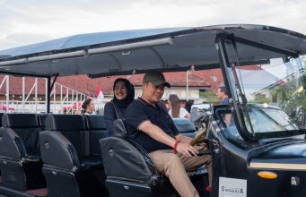 Rayakan Hari Pahlawan dengan Sentuhan Sejarah dan Cita Rasa di Four Points Surabaya Rayakan Hari Pahlawan dengan Sentuhan Sejarah dan Cita Rasa di Four Points Surabaya Surabaya, 5 November 2025 — Dalam memperingati semangat perjuangan para pahlawan, Four Points by Sheraton Surabaya, Tunjungan Plaza menghadirkan pengalaman unik yang memadukan nuansa sejarah dan kelezatan kuliner khas Indonesia. Melalui program “Riding Through Heritage”, hotel yang berlokasi di jantung Kota Surabaya ini berkolaborasi dengan Toer Wagen, ikon wisata Kota Lama, untuk membawa tamu menikmati perjalanan penuh cerita dan makna. Kegiatan yang akan berlangsung pada 22 November 2025 ini menjadi lanjutan dari kesuksesan program serupa di bulan Oktober lalu. Kali ini, Four Points Surabaya menghadirkan konsep yang lebih personal dan hangat — mengajak para peserta untuk menyusuri jejak masa lalu sambil merasakan pesona Kota Lama di sore hari. Dengan menaiki Toer Wagen, para tamu diajak berkeliling menikmati keindahan arsitektur klasik dan mendengarkan kisah perjuangan yang melekat di setiap jalan dan bangunan bersejarah Surabaya. Perjalanan ini bukan sekadar wisata, tetapi juga bentuk penghormatan terhadap warisan kota yang menjadi saksi lahirnya semangat kepahlawanan. Petualangan bersejarah tersebut kemudian ditutup dengan pengalaman kuliner berkelas di Lime Restaurant. Dalam suasana hangat dan elegan, para tamu disambut dengan hidangan makan malam bertema cita rasa Nusantara, disajikan secara eksklusif untuk melengkapi momen refleksi dan kebersamaan. Menariknya, acara ini juga menghadirkan penampilan teatrikal bertema perjuangan yang menggambarkan kisah heroik para pahlawan. Unsur seni ini menjadi nilai tambah yang memperkaya pengalaman, menghadirkan keharuan sekaligus kebanggaan akan identitas bangsa. “Kami ingin memberikan pengalaman yang bukan hanya menyenangkan, tetapi juga bermakna. Melalui Riding Through Heritage, para tamu dapat menikmati pesona sejarah Kota Surabaya sambil merasakan kelezatan kuliner khas Indonesia. Ini adalah cara kami merayakan Hari Pahlawan dengan penuh rasa syukur dan kebanggaan,” ujar Anindya Vika, Marketing Communication Manager Four Points by Sheraton Surabaya, Tunjungan Plaza. Dengan perpaduan wisata sejarah, kuliner, dan seni pertunjukan, Riding Through Heritage menjadi lebih dari sekadar agenda hotel — ia adalah sebuah perjalanan emosional yang menghubungkan masa lalu dengan masa kini. Di tengah hiruk-pikuk kota modern, Four Points Surabaya mengajak tamunya untuk berhenti sejenak, menengok ke belakang, dan menghargai nilai perjuangan yang telah membentuk wajah Surabaya hari ini.