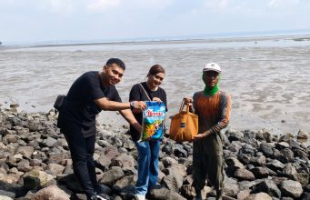 WARINGIN HOSPITALITY WUJUDKAN KEPEDULIAN LINGKUNGAN MELALUI AKSI BERSIH PANTAI KENJERAN BERSAMA TUNAS HIJAU WARINGIN HOSPITALITY WUJUDKAN KEPEDULIAN LINGKUNGAN MELALUI AKSI BERSIH PANTAI KENJERAN BERSAMA TUNAS HIJAU