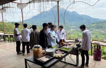 SMK Terpadu Roudlotul Amanah Selenggarakan Outing Class Kuliner di Panorama Cafe Trawas SMK Terpadu Roudlotul Amanah Selenggarakan Outing Class Kuliner di Panorama Cafe Trawas