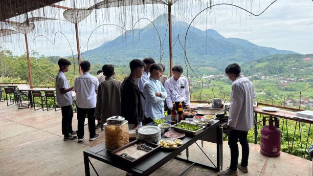SMK Terpadu Roudlotul Amanah Selenggarakan Outing Class Kuliner di Panorama Cafe Trawas