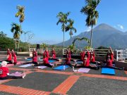 Yoga di Tepi Kolam Renang, Pengalaman Relaksasi di Grand Whiz Hotel Trawas