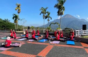 Yoga di Tepi Kolam Renang, Pengalaman Relaksasi di Grand Whiz Hotel Trawas
