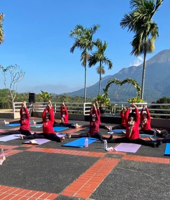Yoga di Tepi Kolam Renang, Pengalaman Relaksasi di Grand Whiz Hotel Trawas